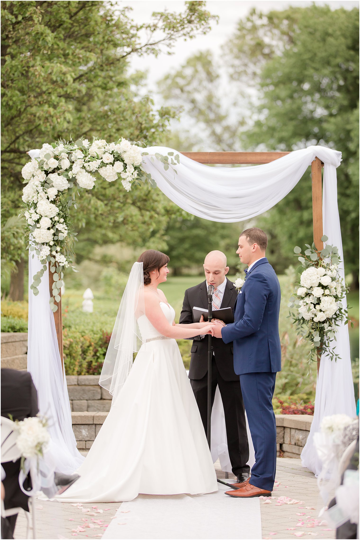 Wedding florals at Windows on the Water at Frogbridge Wedding | Florals by Bespoke Floral and Design