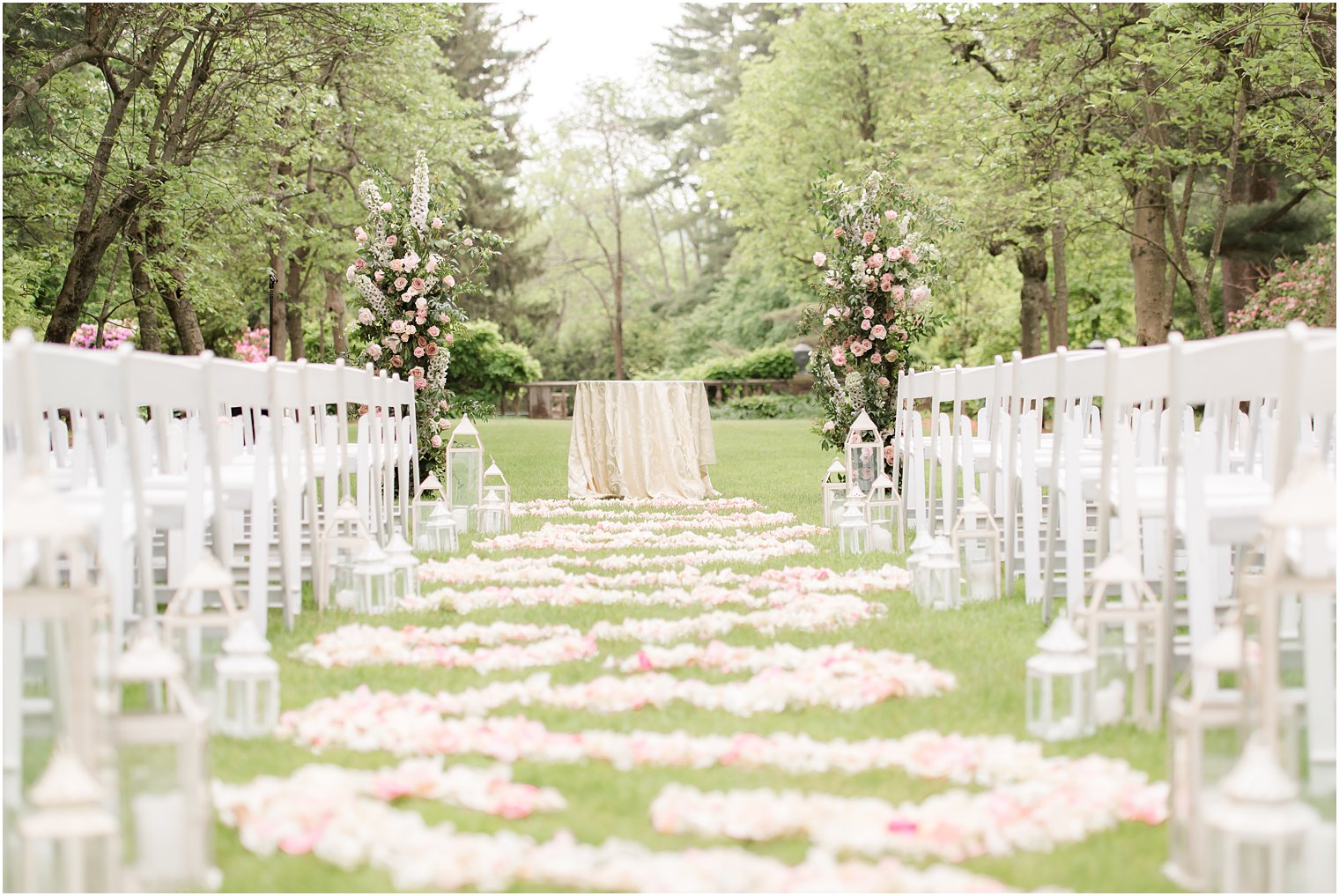 Wedding ceremony at Skylands Manor with florals by Twisted Willow Flowers