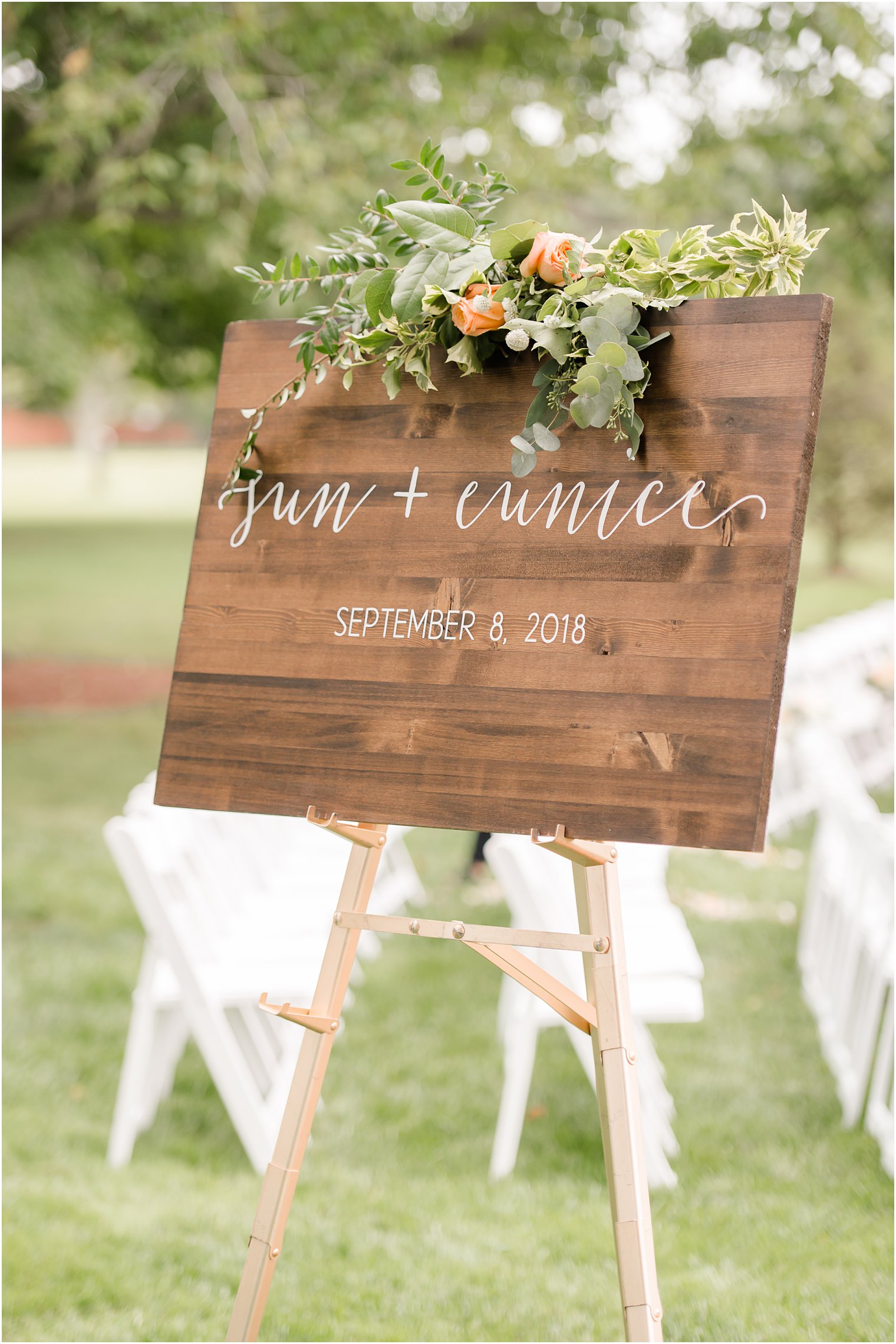 Wooden wedding signage by Peonia Atelier