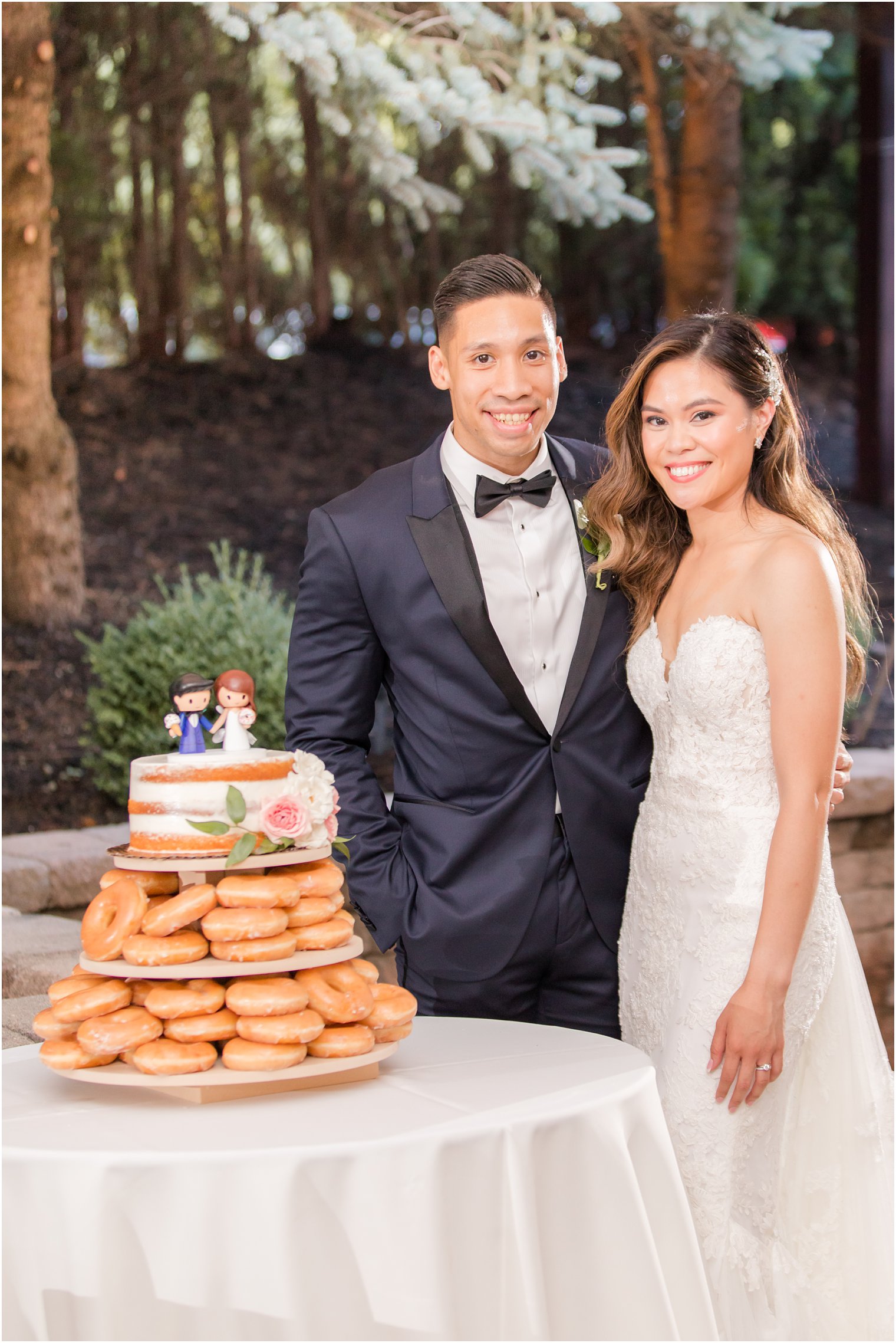 Bride and groom cutting cake at Stone House at Stirling Ridge