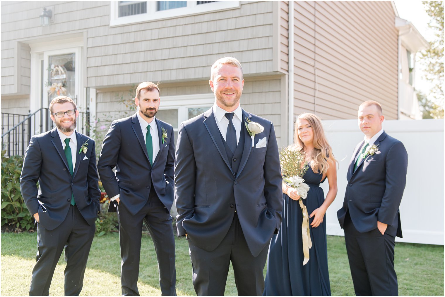 New Jersey groom poses with groomsmen and groomswoman