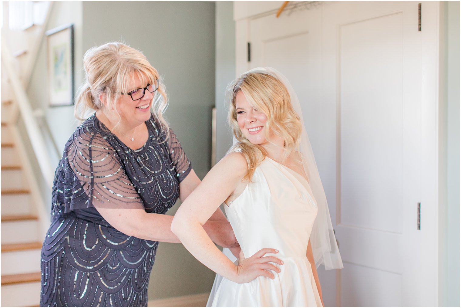mom helps bride prepare for NJ wedding