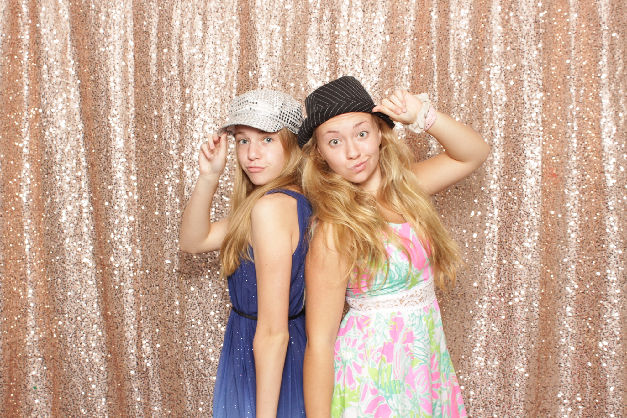 sisters pose in New Jersey photo booth