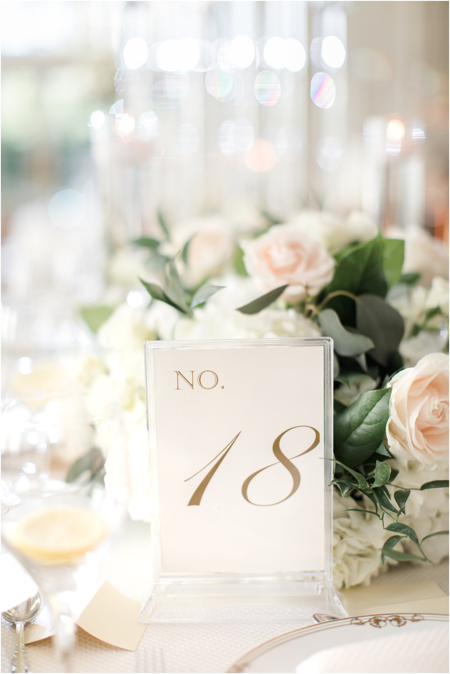 champagne and gold table numbers: trendy color combination for wedding palettes 