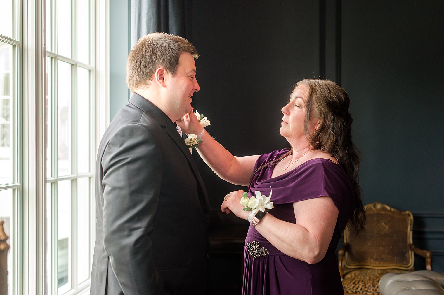 mother of the bride helps with boutonnière 