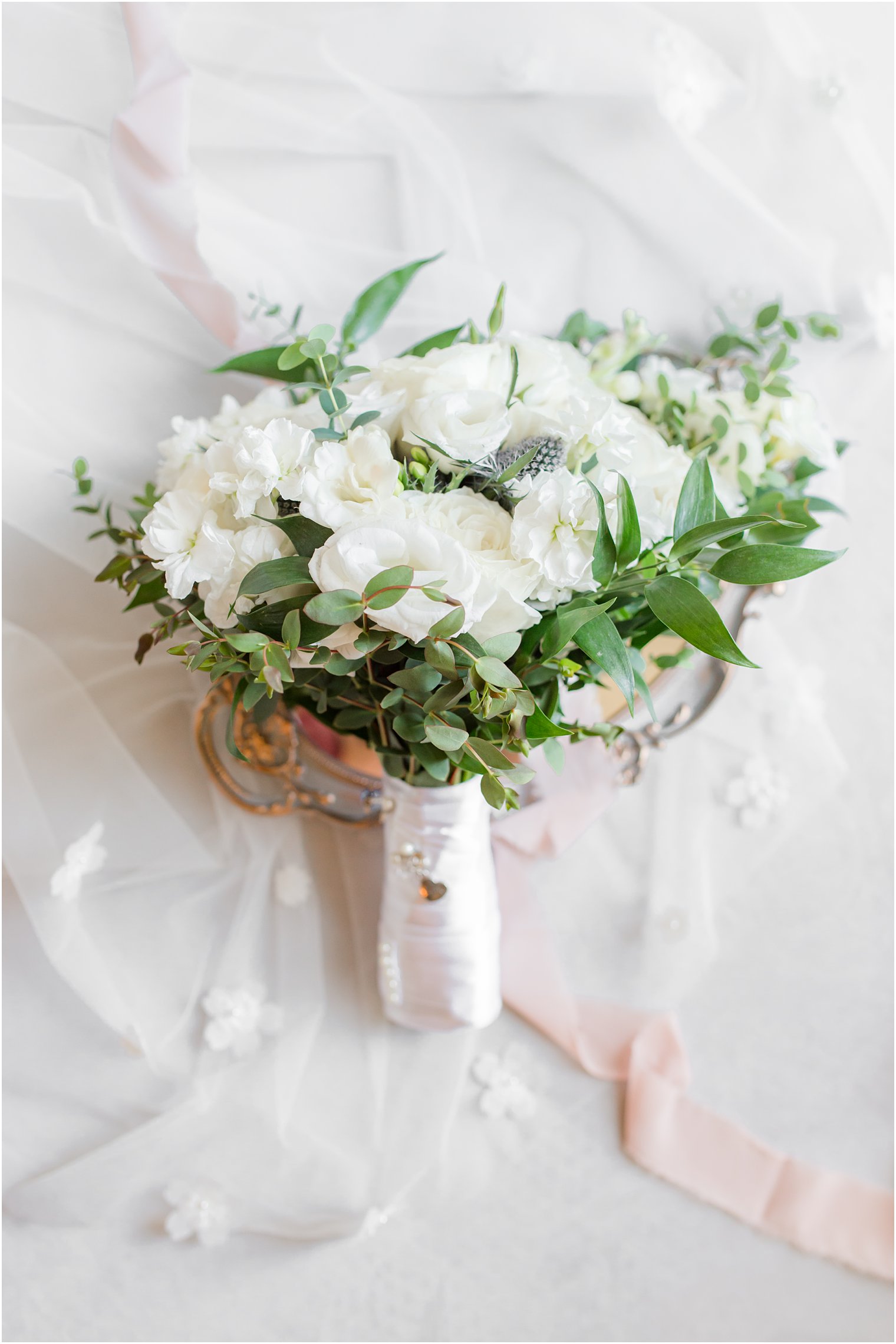 bride's bouquet of all-white flowers 