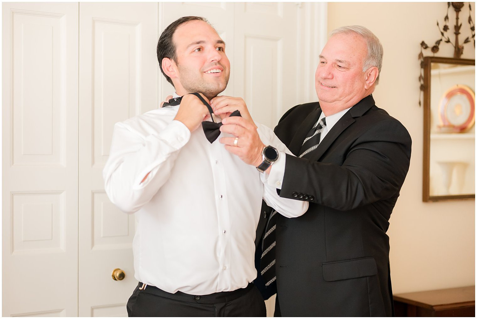 father helps groom with tie before NJ wedding