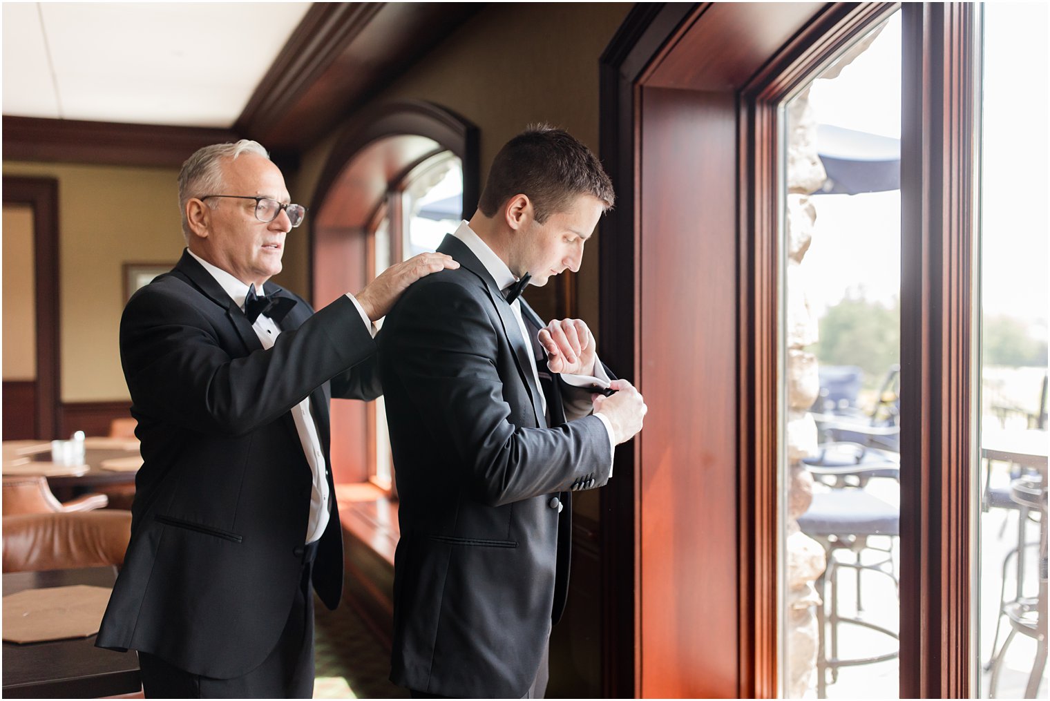 dad helps groom prepare for NJ wedding day