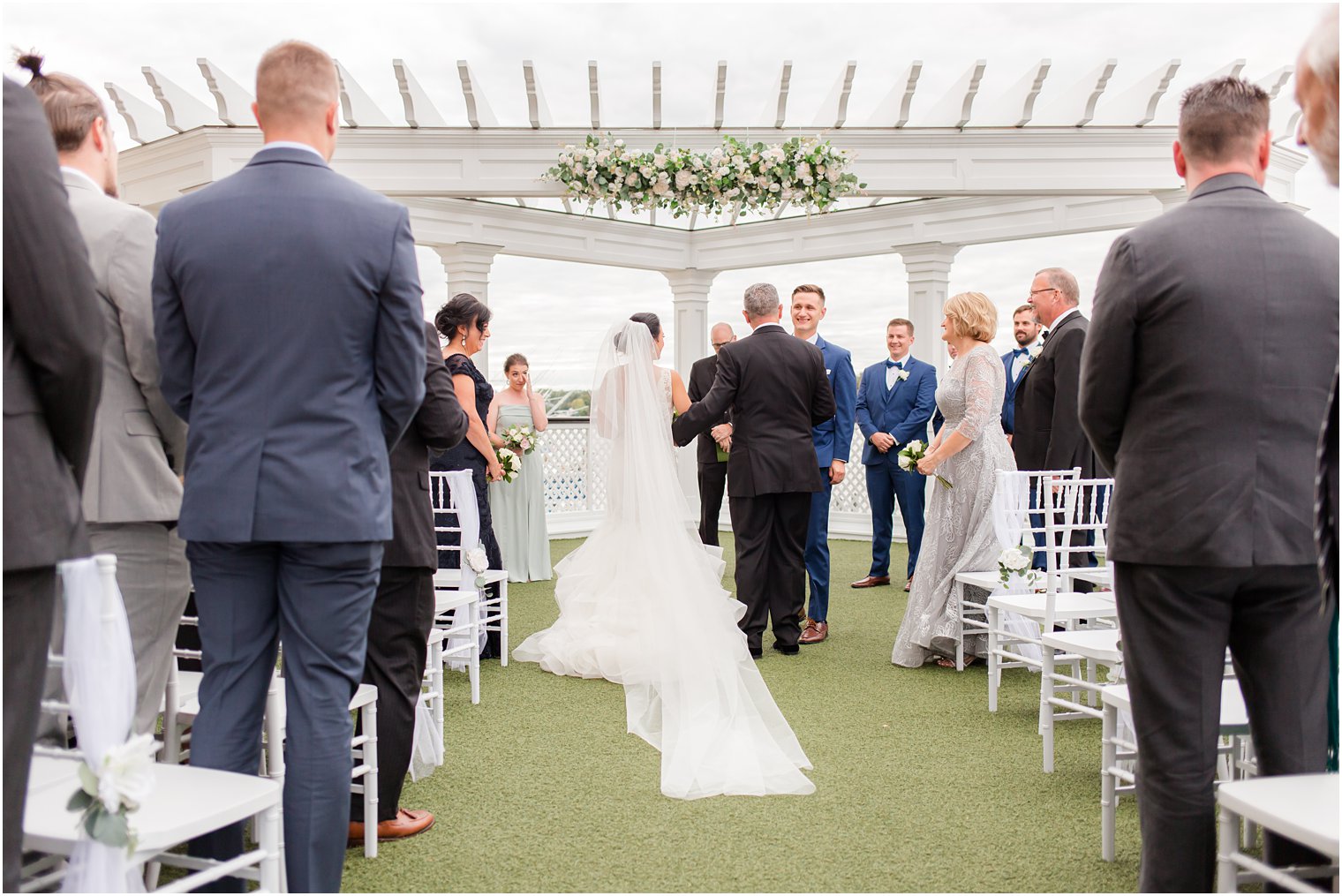 dad walks bride down the aisle at Clarks Landing