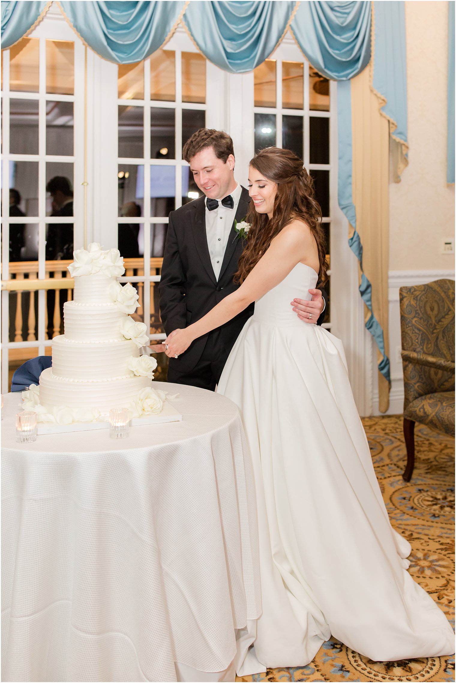 bride and groom cut wedding cake at Farmingdale NJ wedding reception