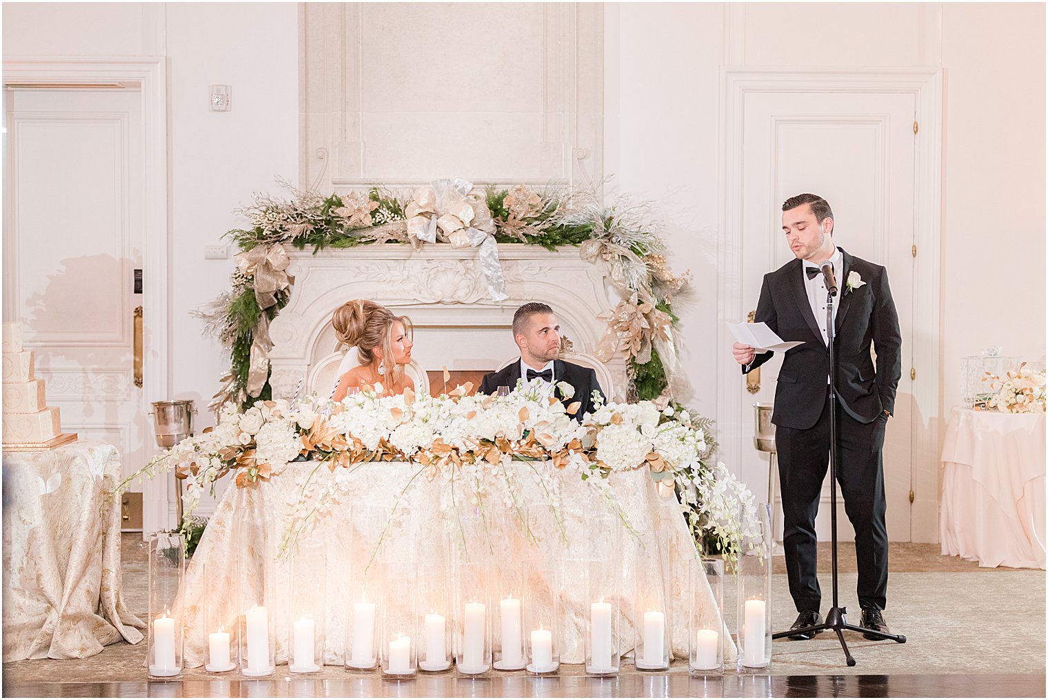 best man reads speech to newlyweds at sweetheart table 