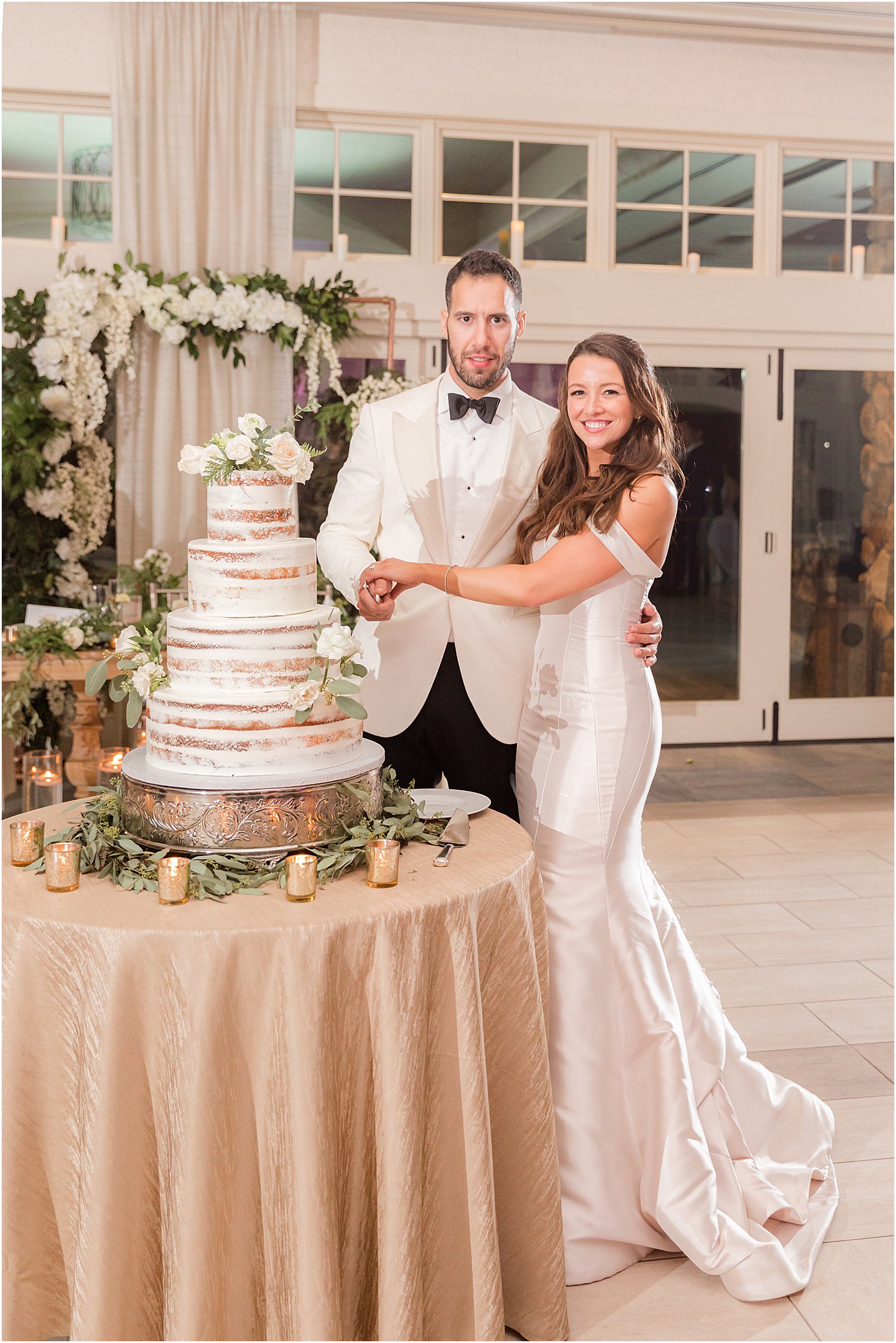 bride and groom cut wedding cake at Franklin Lakes NJ wedding reception