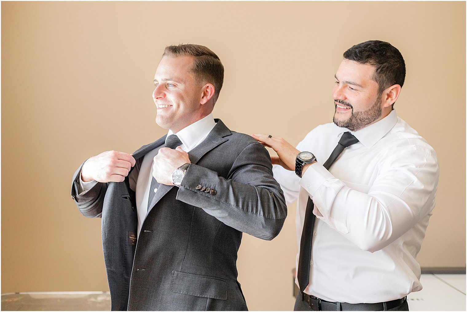 groomsman helps groom prepare for New Jersey wedding