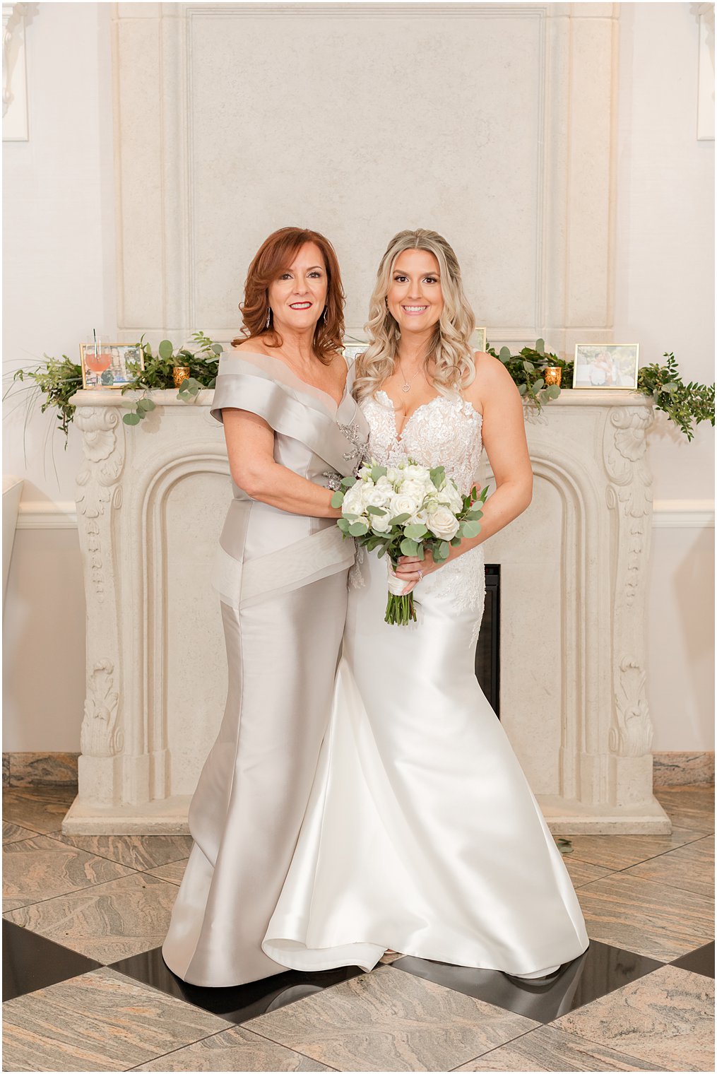 Tips to include moms in wedding photos: Family formals