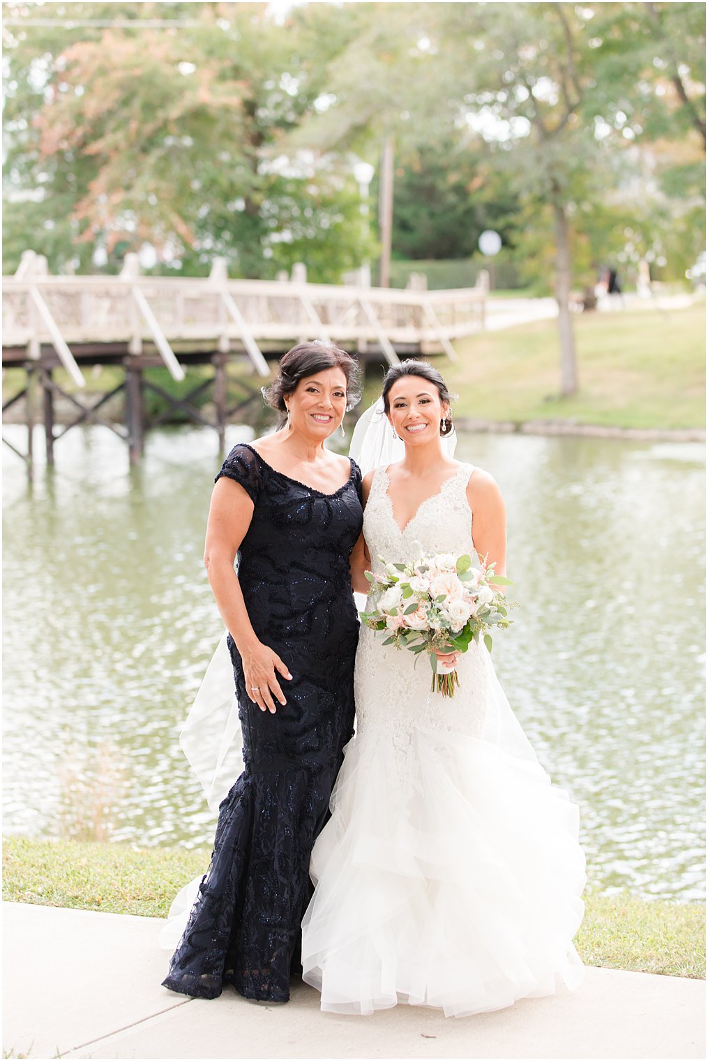 Tips to include moms in wedding photos: Family formals