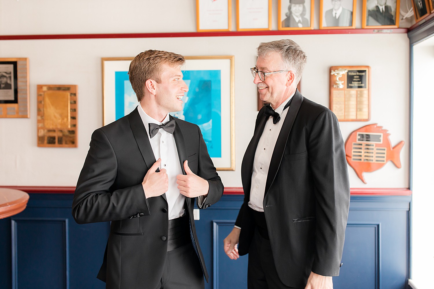 Tips to Include Dad in Wedding Photos-include dad while getting ready