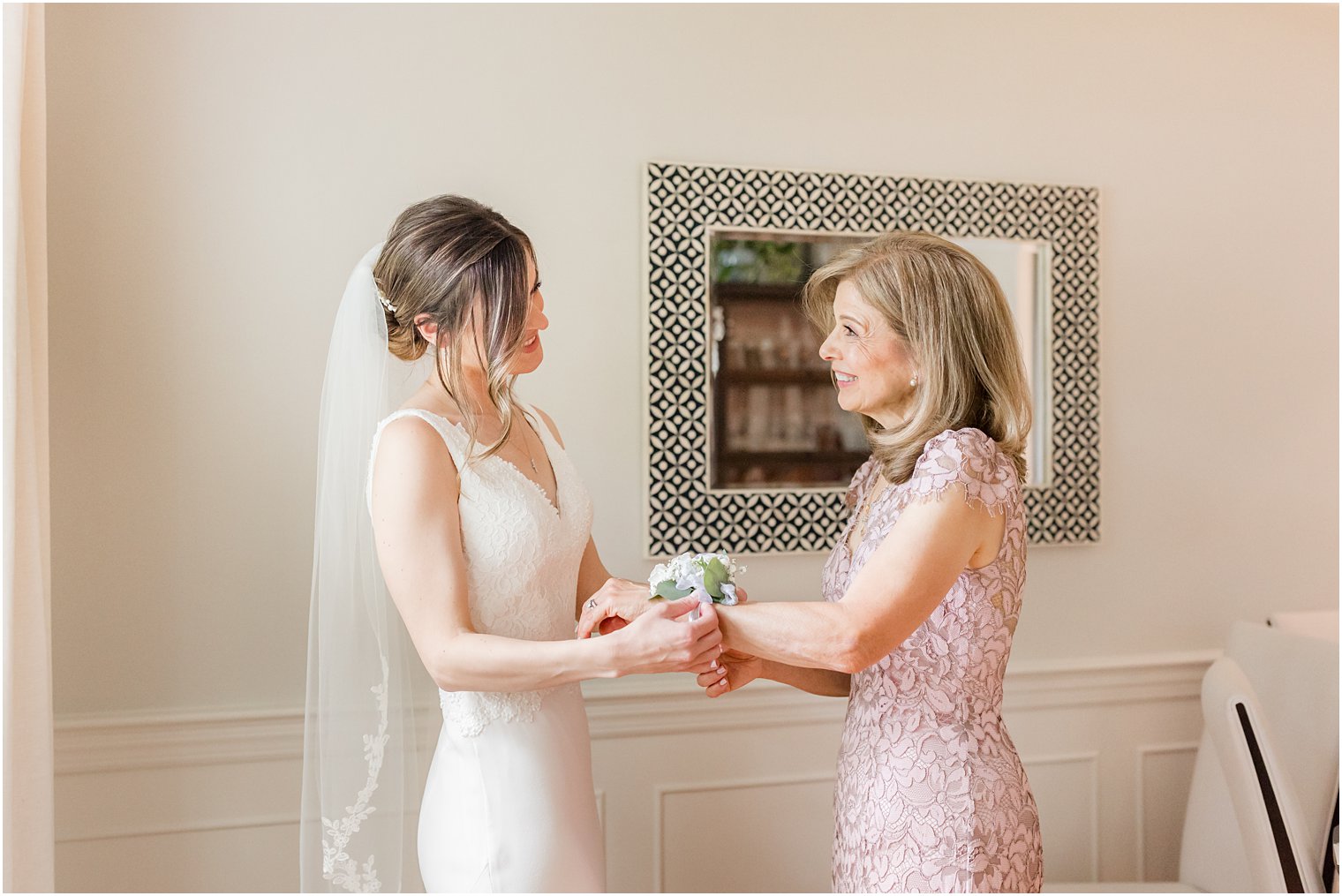 mother helps bride with bracelet 