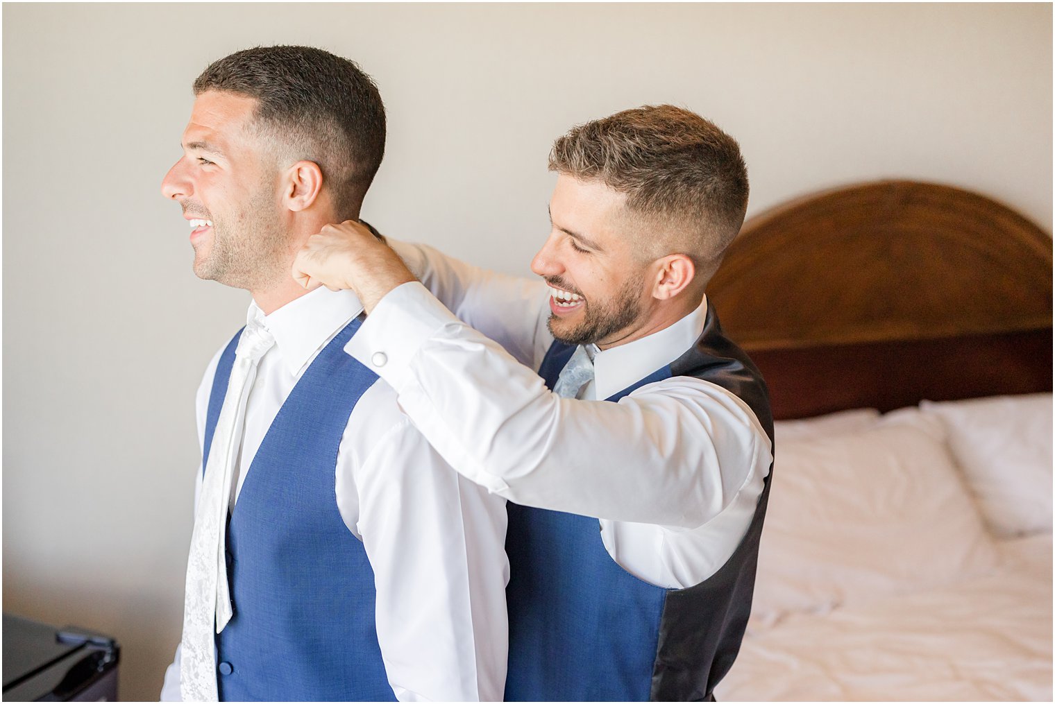 groomsman helps groom with tie for NJ wedding