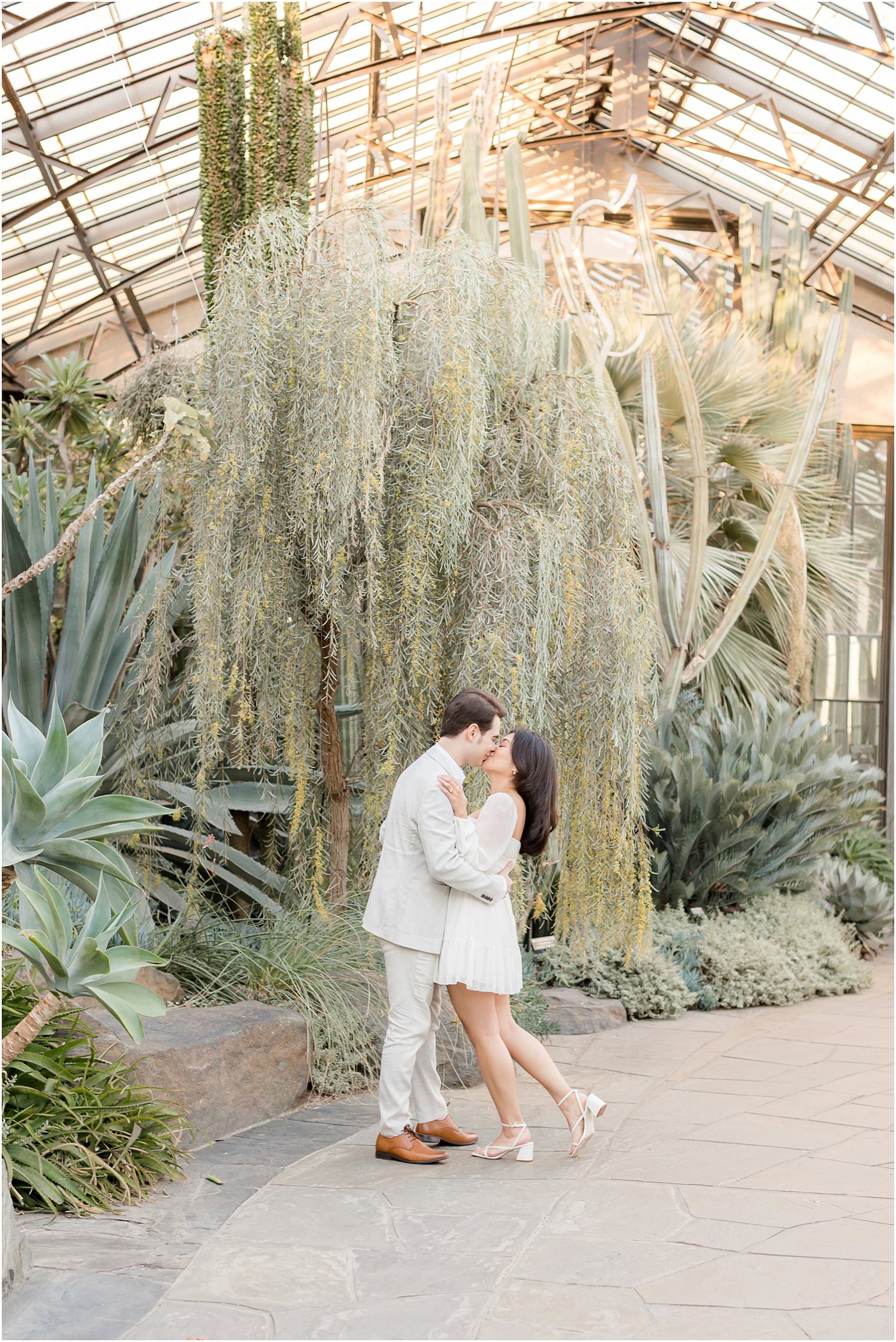 couple kisses by willow tree at v