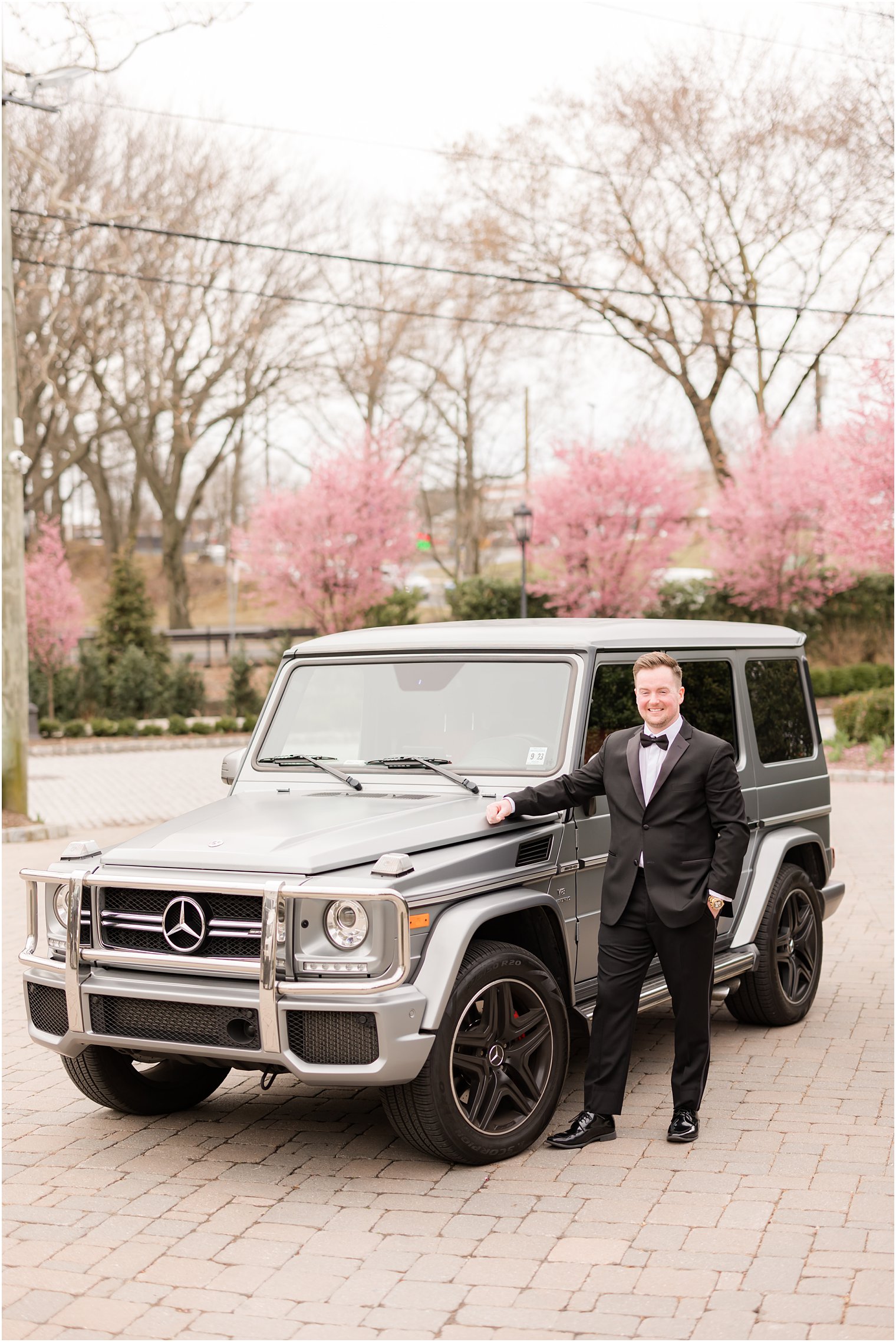 groom poses by jeep in Newark NJ