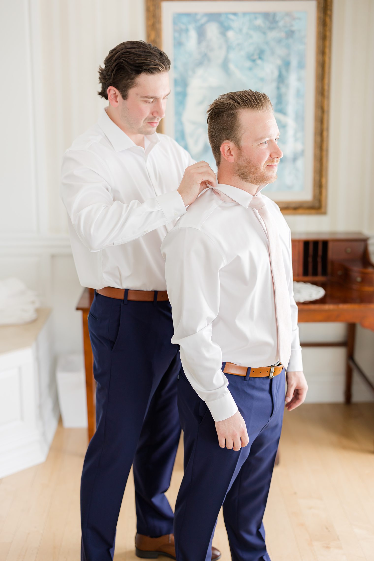 Best man helping the groom to get ready at Bonnet Island Estate