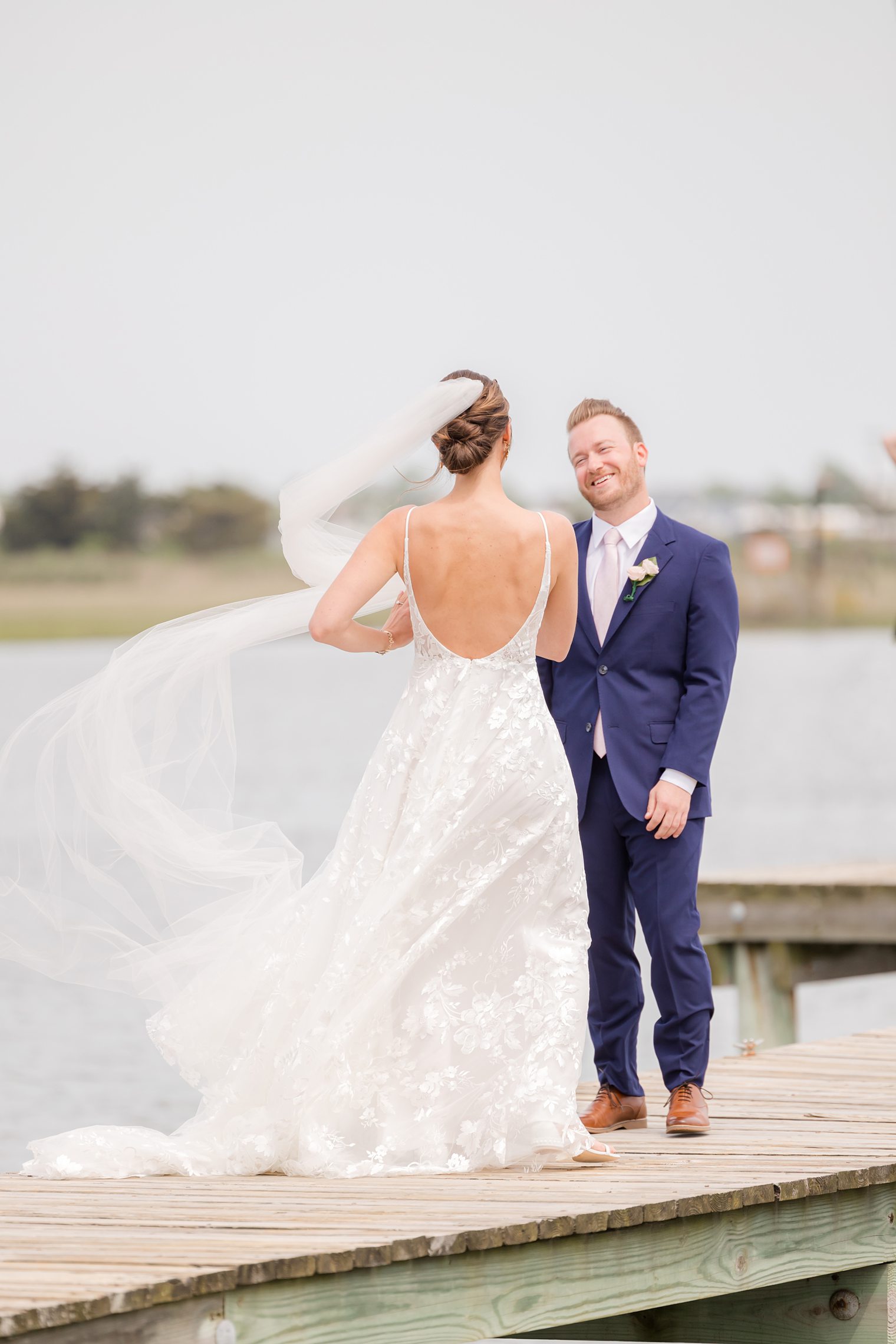 surprise groom to see her beautiful bride 