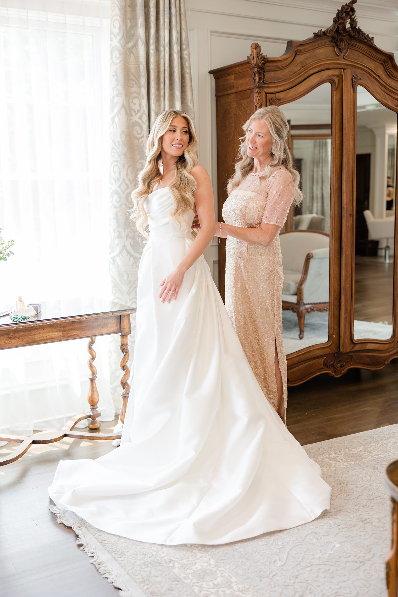 Bride and her mother doing final settings 