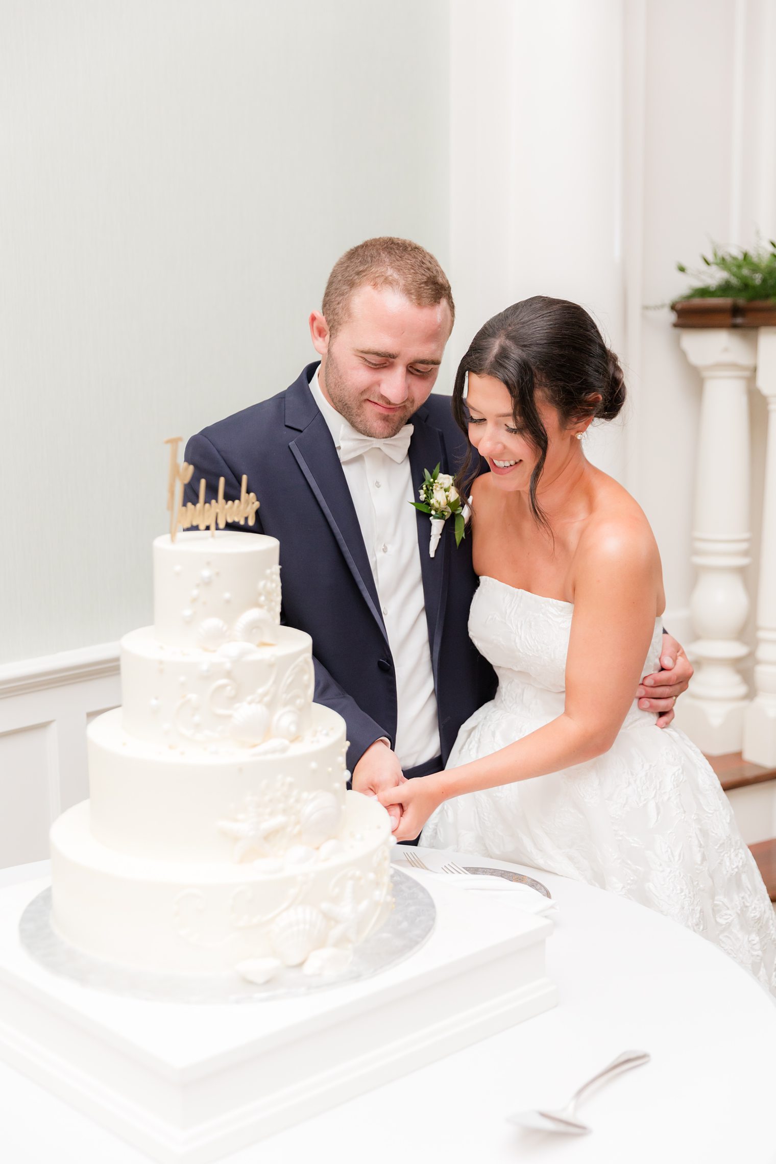 husband and wife cutting the cake 