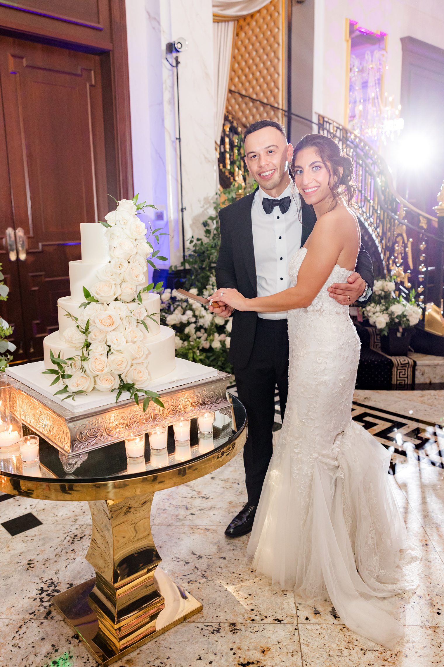 husband and wife cutting their cake 