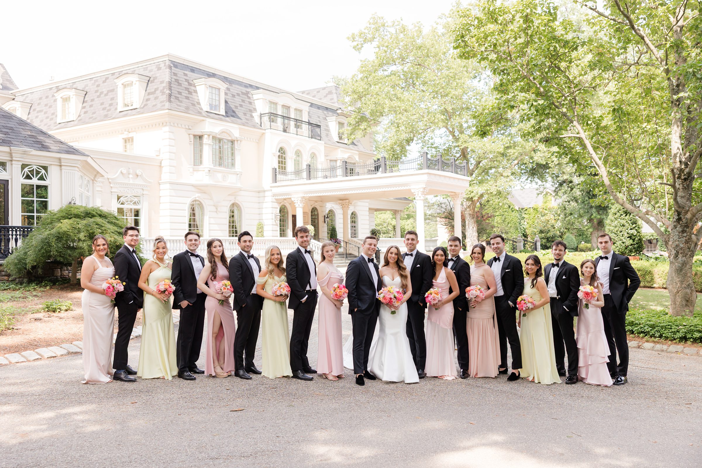 Landscape portrait of the entire wedding party/entourage with summer palette