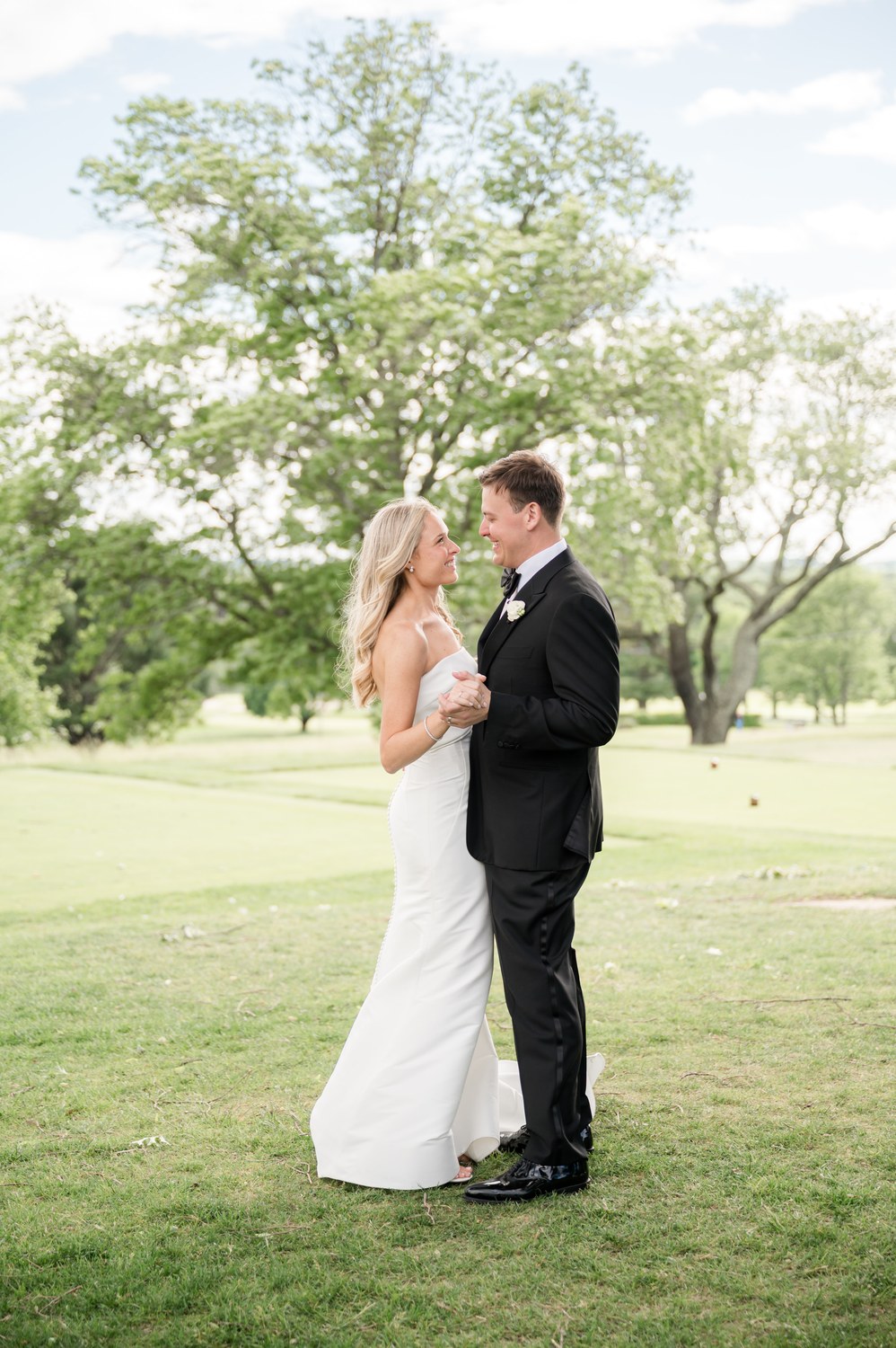 Newlywed embrace on the golf course